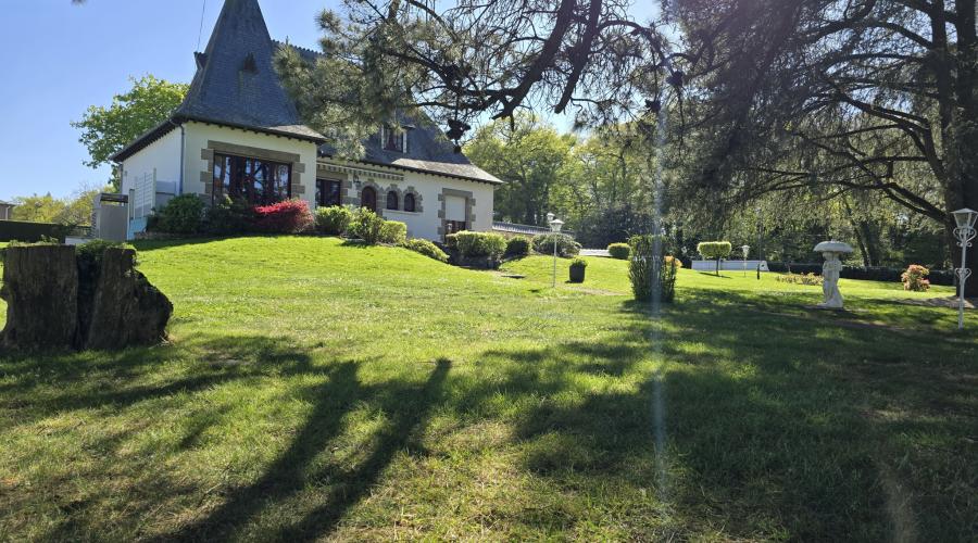 Photo À Vendre : Propriété d’Exception avec Terrain Paysager de 4877 m2 0