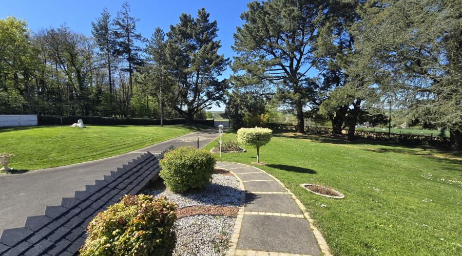 Photo À Vendre : Propriété d’Exception avec Terrain Paysager de 4877 m2 2
