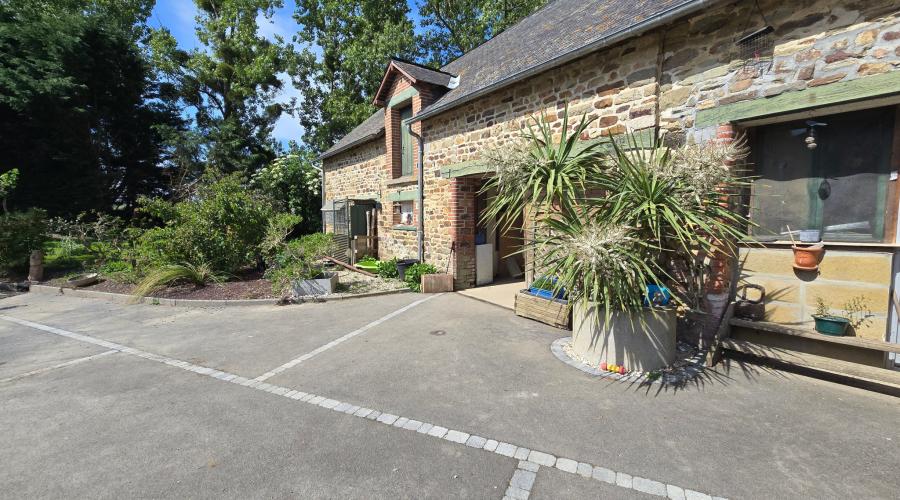 Photo Longère de caractère en pierre avec dépendances, garage et atelier   À 3 km de La Guerche 0