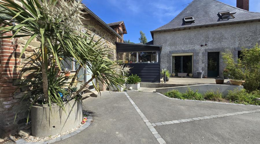 Photo Longère de caractère en pierre avec dépendances, garage et atelier   À 3 km de La Guerche 1