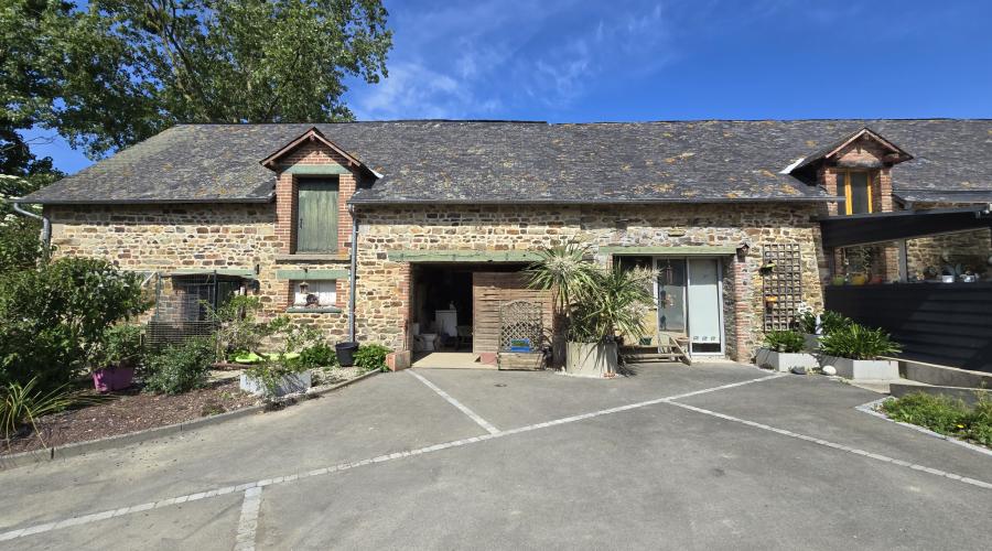 Photo Longère de caractère en pierre avec dépendances, garage et atelier   À 3 km de La Guerche 2