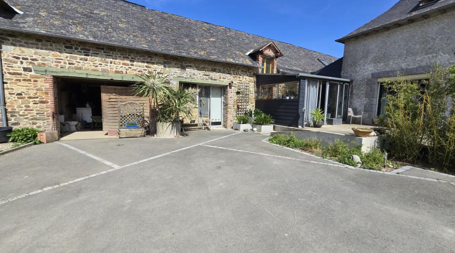 Photo Longère de caractère en pierre avec dépendances, garage et atelier   À 3 km de La Guerche 3
