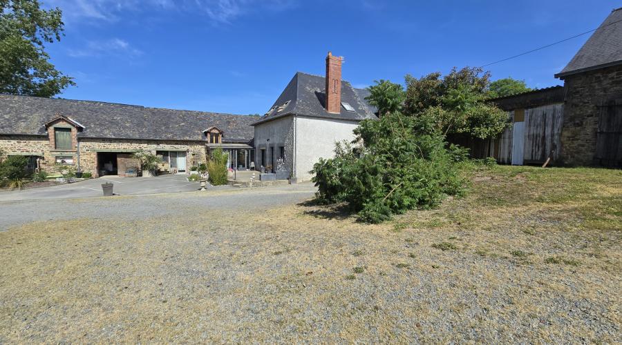 Photo Longère de caractère en pierre avec dépendances, garage et atelier   À 3 km de La Guerche 4