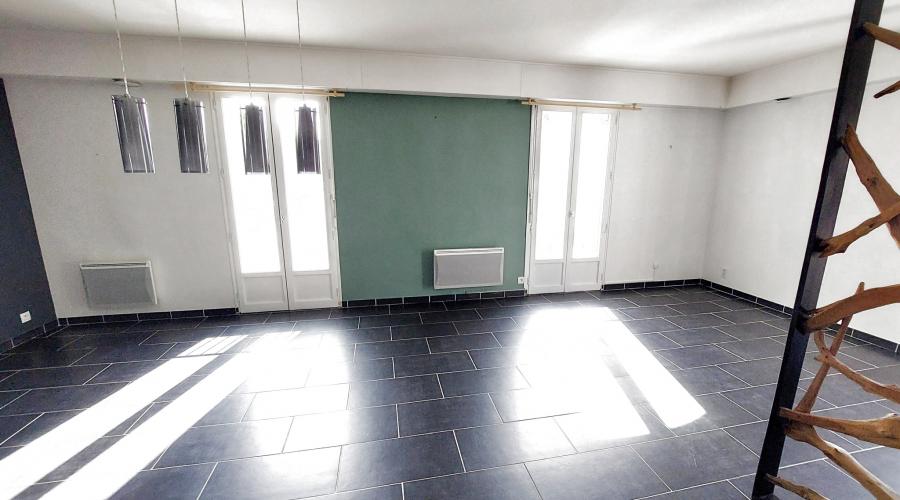 Photo SPACIEUX APPARTEMENT T5 DE 141 M2 - CENTRE VILLE ARGENTRE DU PLESSIS - AVEC GARAGE 1