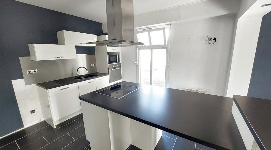 Photo SPACIEUX APPARTEMENT T5 DE 141 M2 - CENTRE VILLE ARGENTRE DU PLESSIS - AVEC GARAGE 3