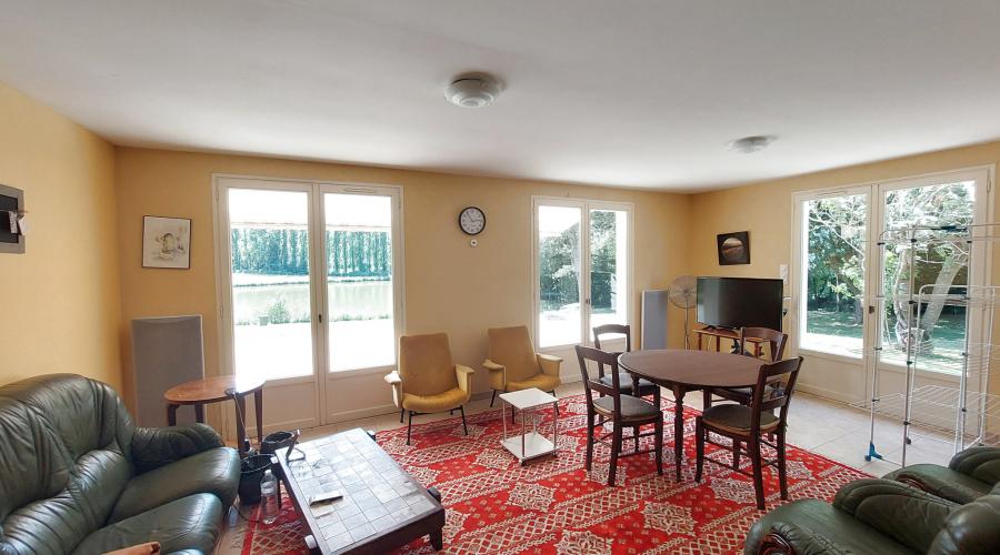 Photo HAVRE DE PAIX ENTRE VITRE ET LAVAL AVEC MAISON + ETANG + CHAMPS et BOX A CHEVEAUX 2